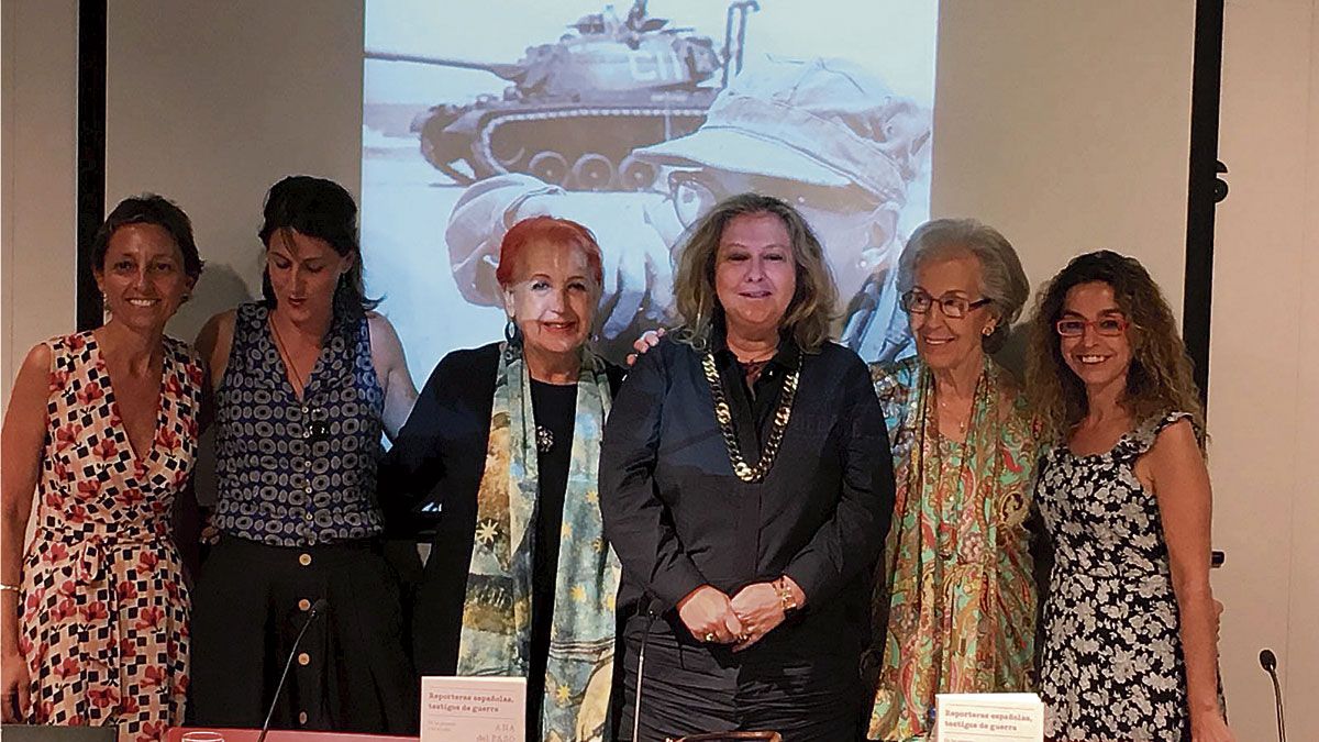 Ana Alba, Gemma Parellada, Rosa María Calaf, Ana del Paso, Dolores Masana y Mónica Bernabé en la presentación del libro en Barcelona.