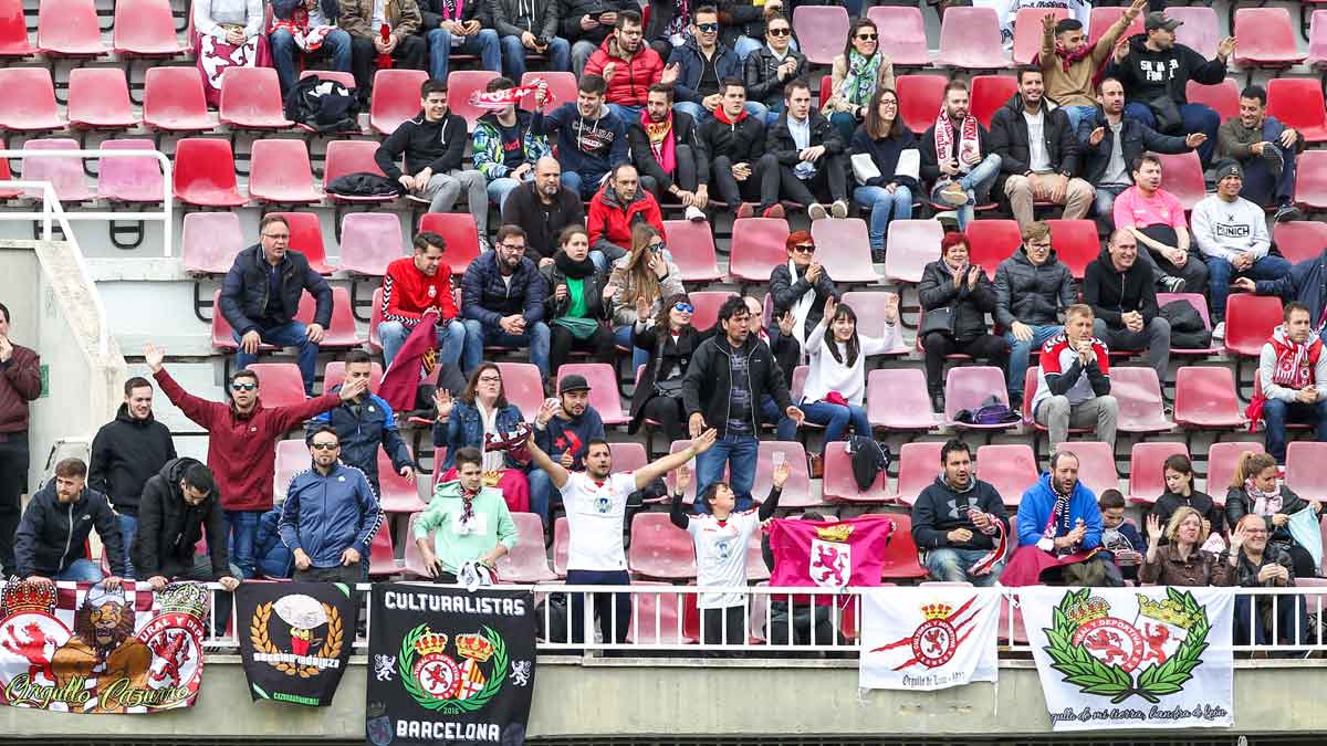 Aficionados de la Cultural, en las gradas del Mini Estadi en Segunda. | LOF