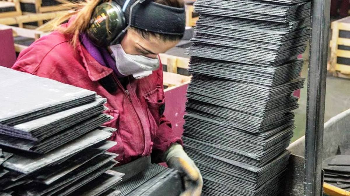 Una trabajadora en tareas de tratamiento de pizarra. | CUPA