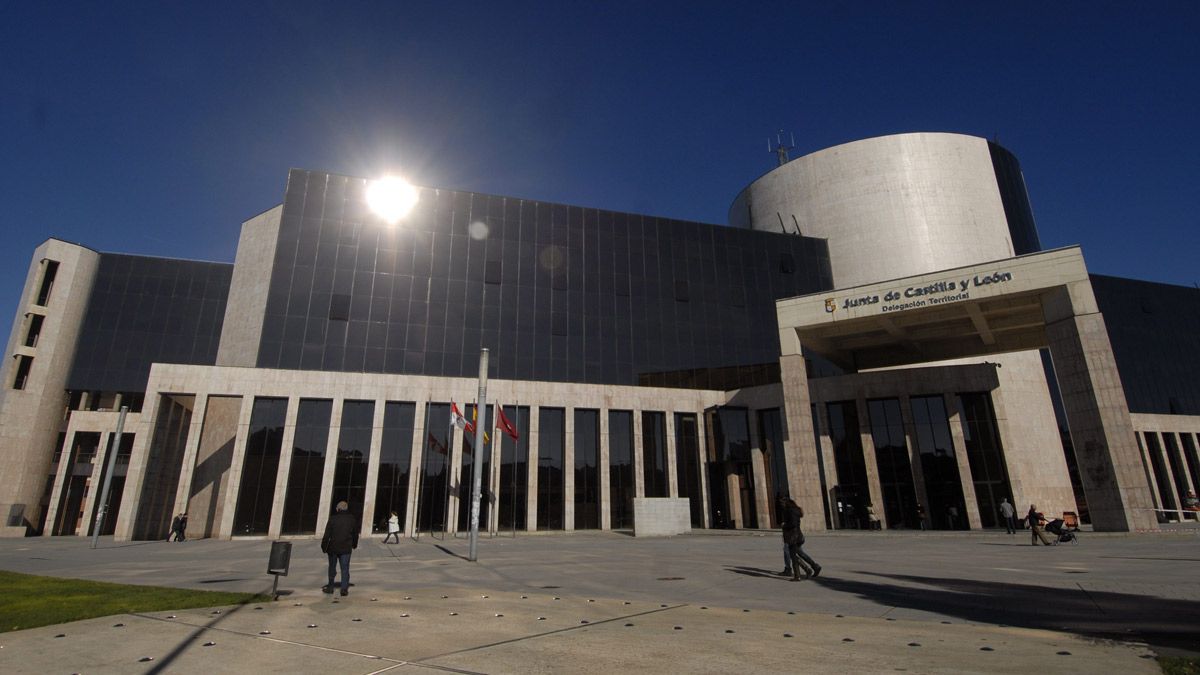 Los trabajadores de la delegación territorial de la Junta se encuentran entre los afectados por la brecha salarial. | MAURICIO PEÑA Los trabajadores de la delegación territorial de la Junta se encuentran entre los afectados por la brecha salarial. | MAURICIO PEÑA