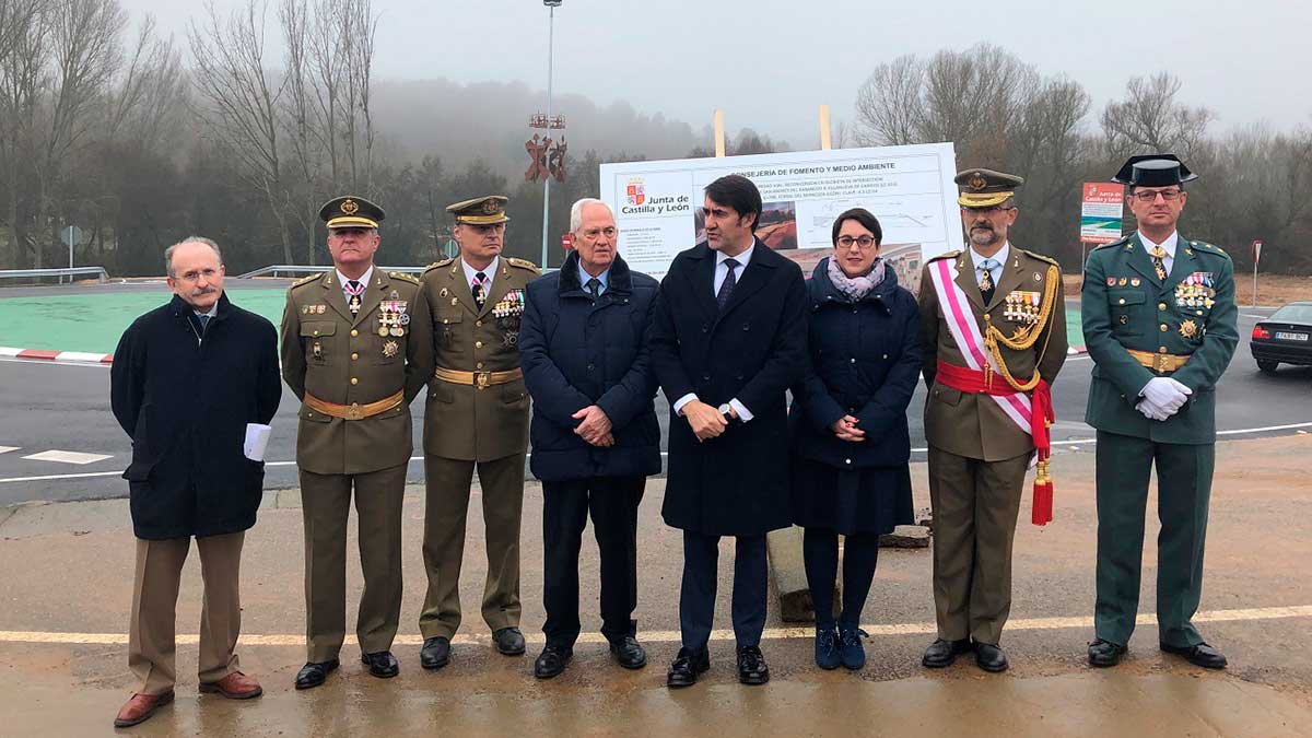 Visita de las autoridades a la nueva rotonda de acceso a la base militar Conde de Gazola. | L.N.C.