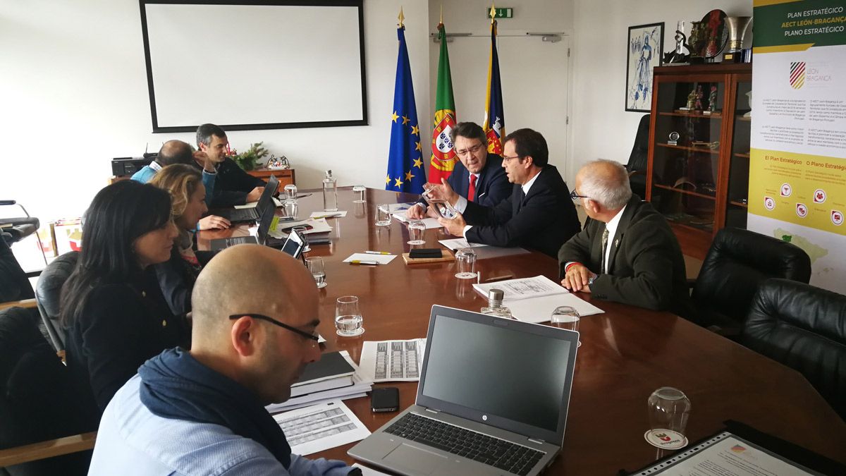 Reunión de trabajo celebrada ayer en Braganza entre la Diputación de León y las autoridades del territorio luso. | L.N.C.