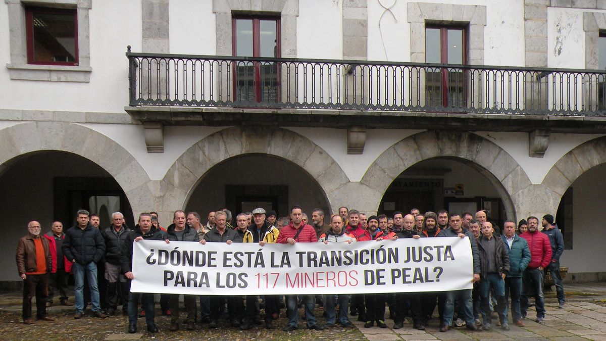 Mineros de Peal frente al Ayuntamiento de La Pola de Gordón. | E. NIÑO