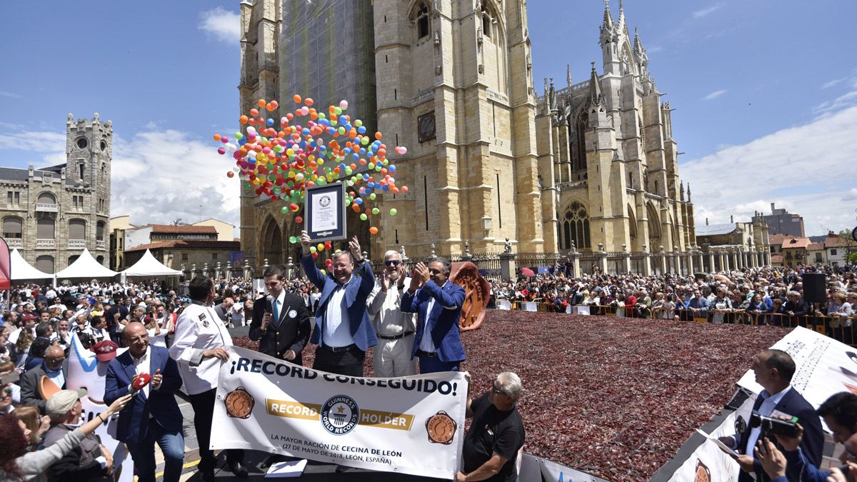 El récord Guinness de corte de cecina, entre los galardonados. | SAÚL ARÉN