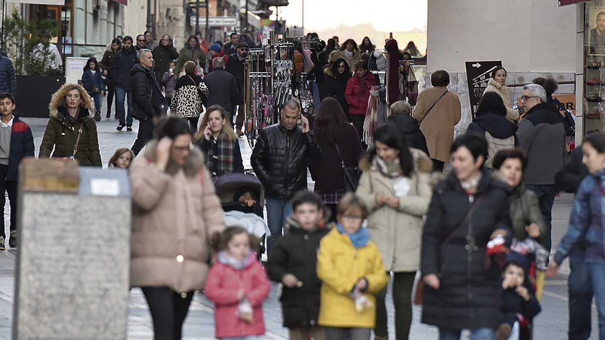 El puente se hacía notar este miércoles por la tarde con cientos de personas por las calles del centro de la capital. | SAÚL ARÉN