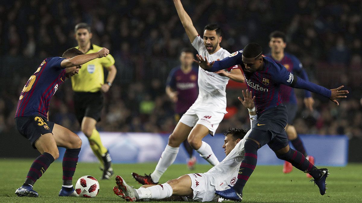 Señé es derribado por Semedo mientras Víctor pide falta y el Barcelona recupera el balón. | LOF