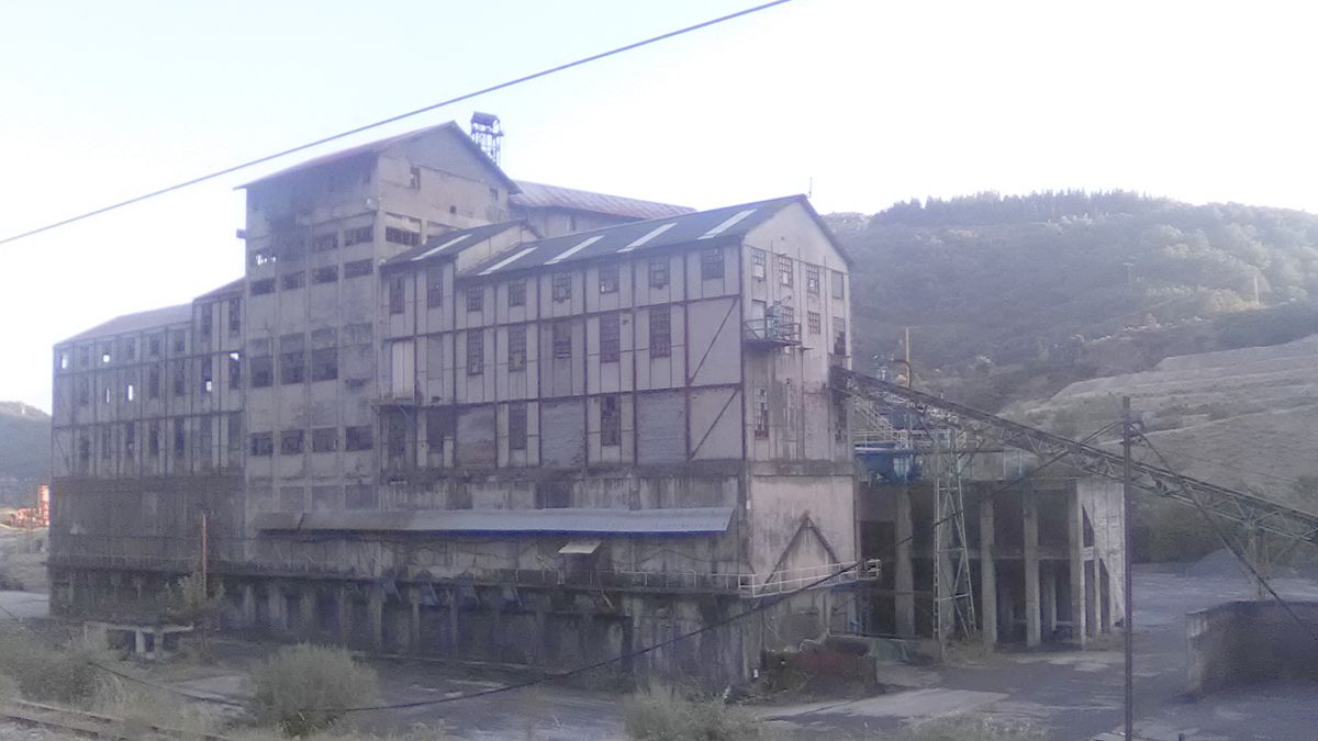 Imagen del antiguo lavadero de carbón en Santa Cruz del Sil, hoy sin actividad. :: A.D.