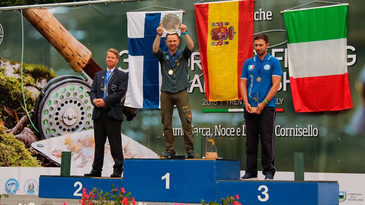 David García Ferreras celebra su título mundial en Italia. | L.N.C.