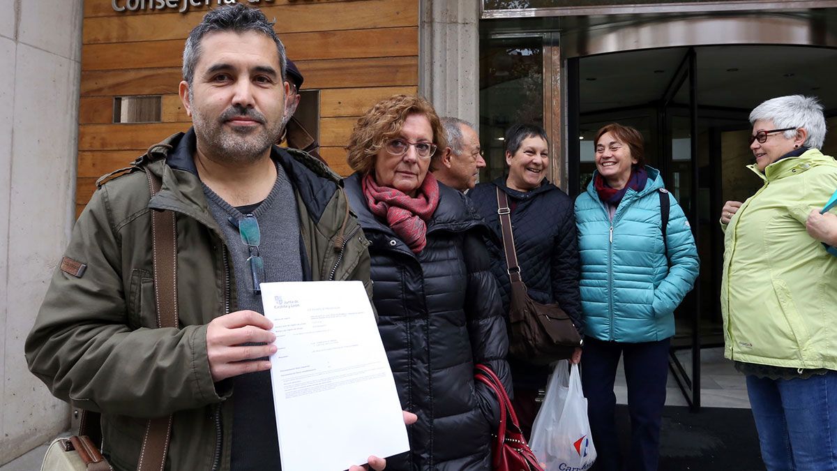 El pediatra y presidente de la Junta de Personal del área de salud de Burgos, Pablo Oyagüez, registra un documento sobre Pediatría en Atención Primaria, que complementa el entregado el 22 de noviembre. | ICAL