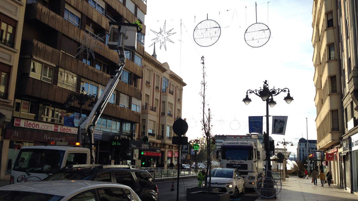 Imagen de la iluminación navideña instalada este viernes en la avenida Ordoño II. | L.N.C. Imagen de la iluminación navideña instalada este viernes en la avenida Ordoño II. | L.N.C.