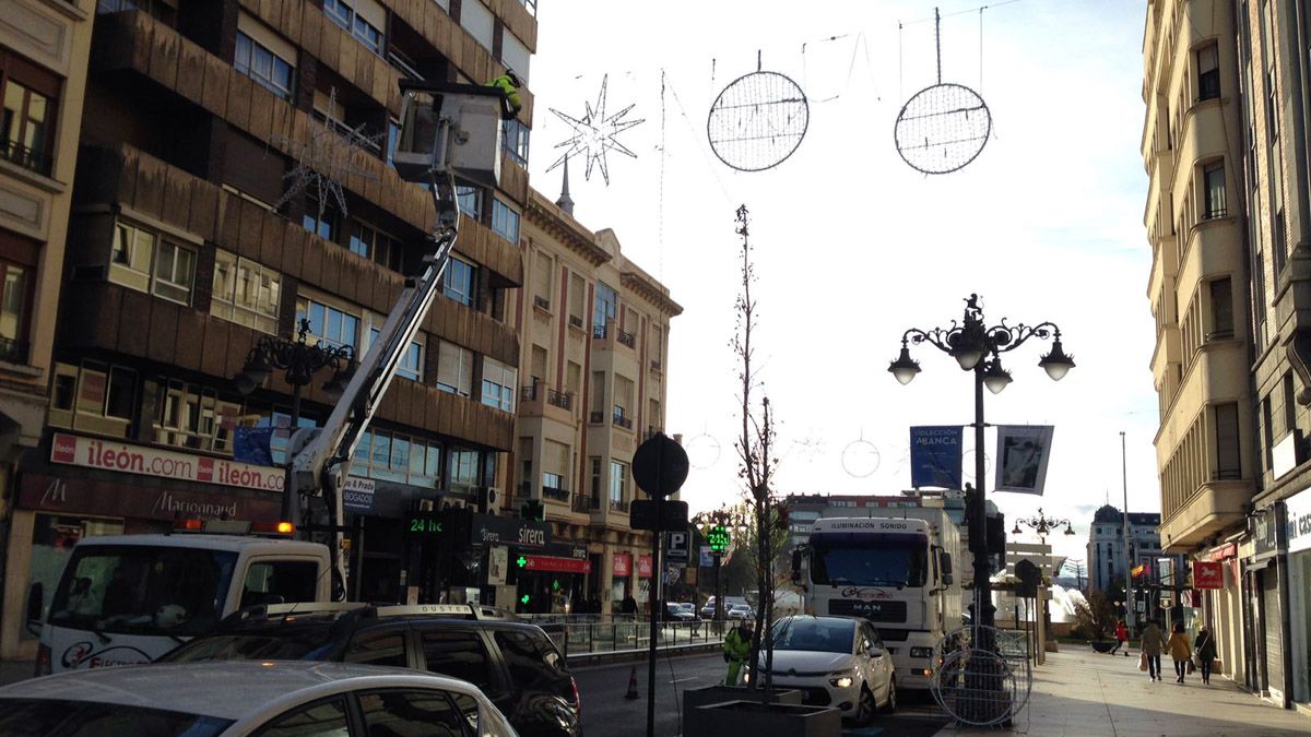 Imagen de la iluminación navideña instalada este viernes en la avenida Ordoño II. | L.N.C.