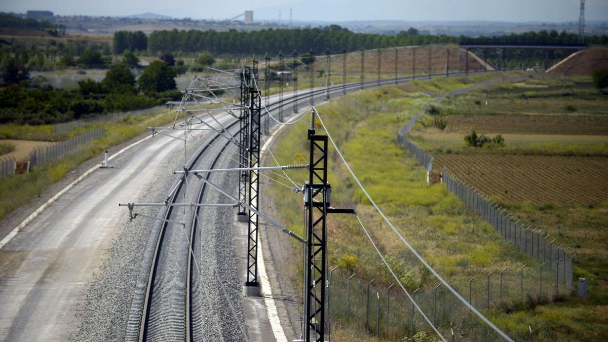 La plataforma del AVE entre Valladolid y León está preparada ya para la instalación de una segunda vía cuyo proyecto se está redactando. | MAURICIO PEÑA