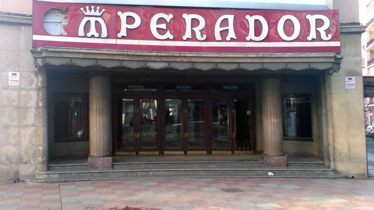 Frontal del Teatro Emperador con su deteriorado rótulo.