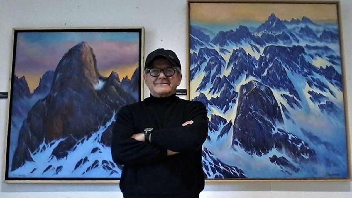 Luis Prado Allende posa junto a dos de sus obras en el Colegio Marista. | L.N.C.