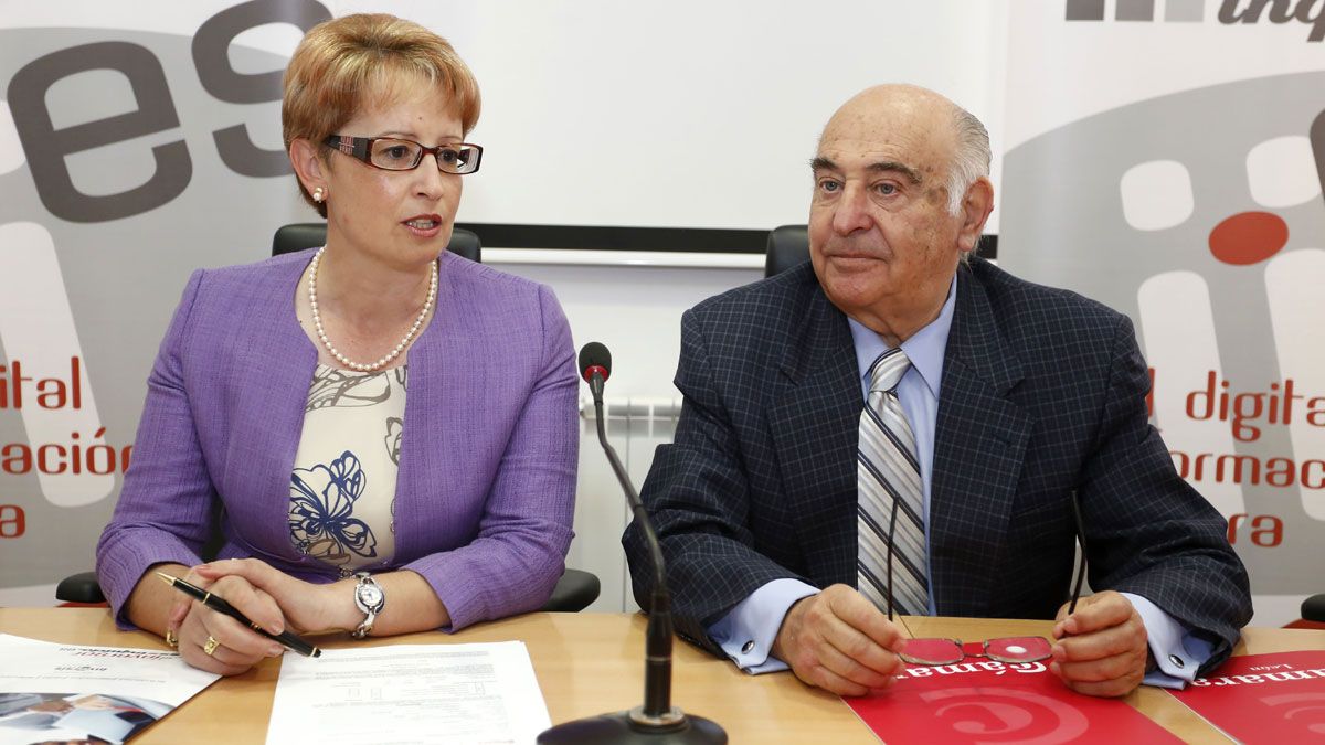 La directora de la delegación local de la entidad bancaria Andbank, Maria Jesús Soto, formaliza su adhesión a la Cámara de Comercio e Industria de León presidida por Manuel Lamelas. | ICAL