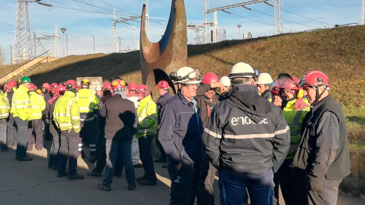 Una  de las movilizaciones a la puerta de Endesa de los trabajadores de las auxiliares. | L.N.C.