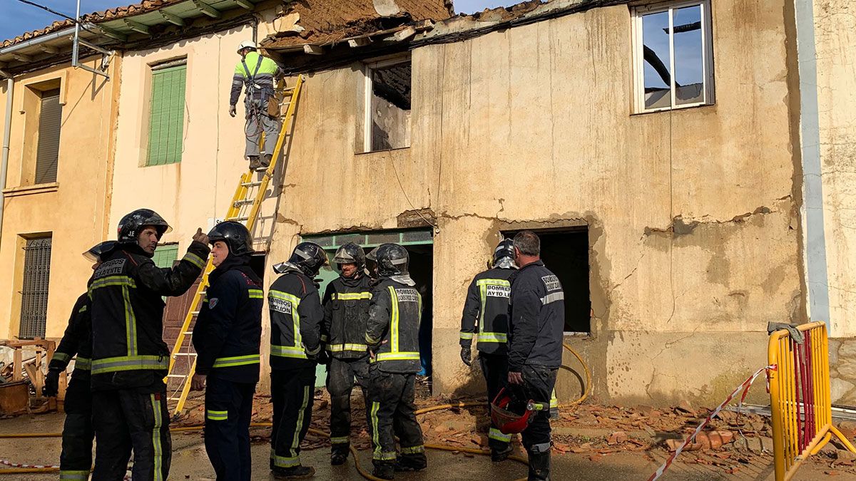 Los Bomberos trabajando en San Adrián del Valle. | BOMBEROS DE LEÓN