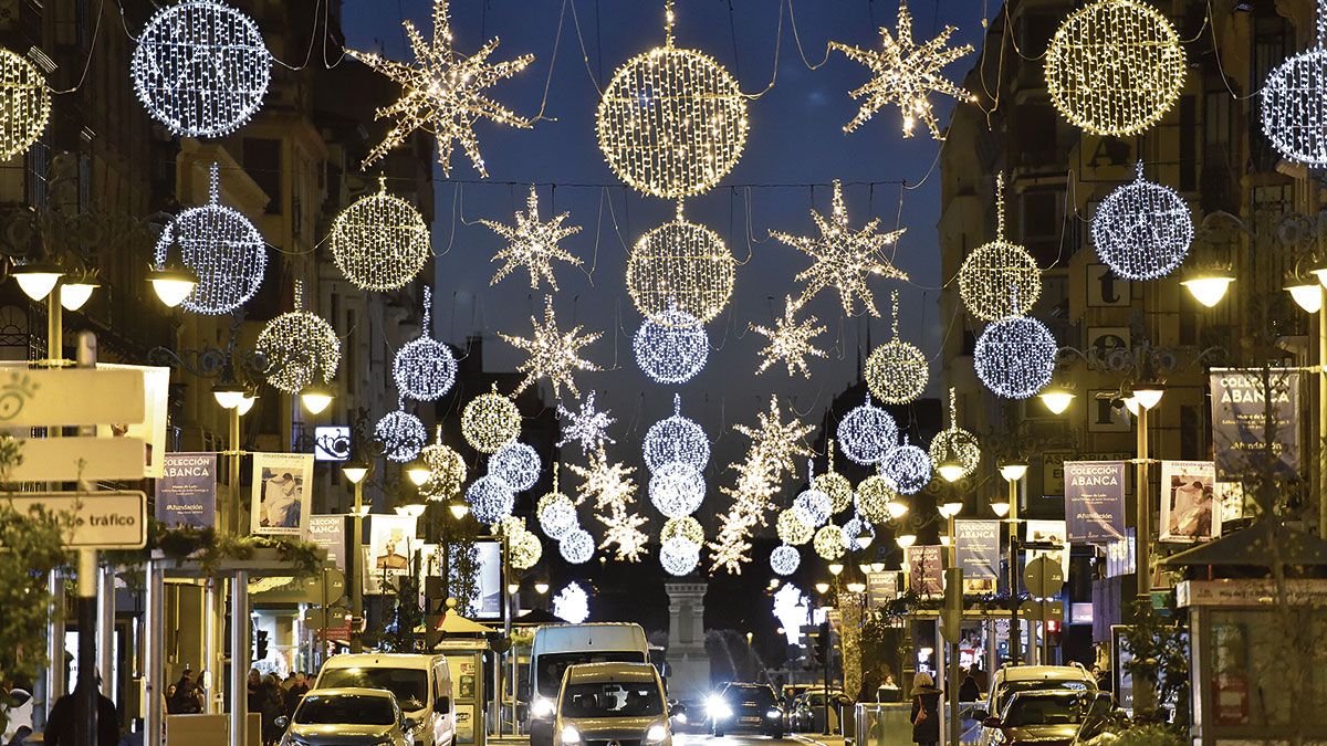 El Ayuntamiento de León encendió este sábado por la tarde la iluminación navideña de la principal arteria de la ciudad. | SAÚL ARÉN