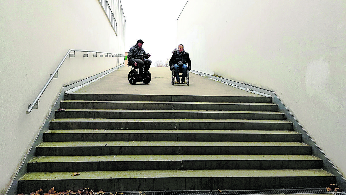 Luis y Agustín parados ante las escaleras que les impidieron la entrada al pabellón del IES Eras de Renueva. | L.N.C.