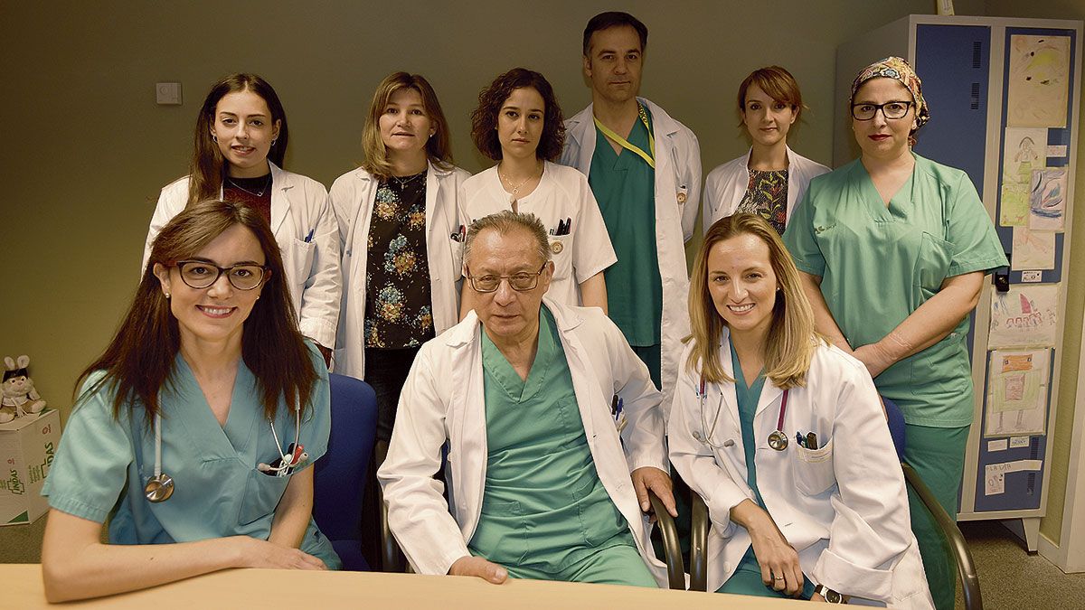 El equipo de Cirugía Pediátrica del Hospital de León al completo, con el doctor Erick Ardela en el centro. | SAÚL ARÉN