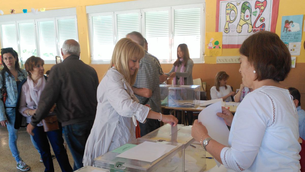 María Eugenia Gancedo votó ayer a las once de la mañana en el colegio público Trepalio de Trobajo.