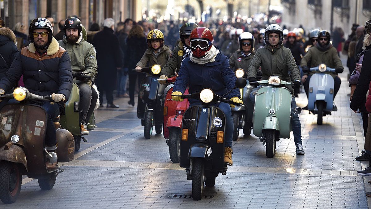 Un clásico del Purple, el recorrido de las motos de los asistentes por las calles de la ciudad con los leoneses haciéndoles pasillo en su camino. | SAÚL ARÉN