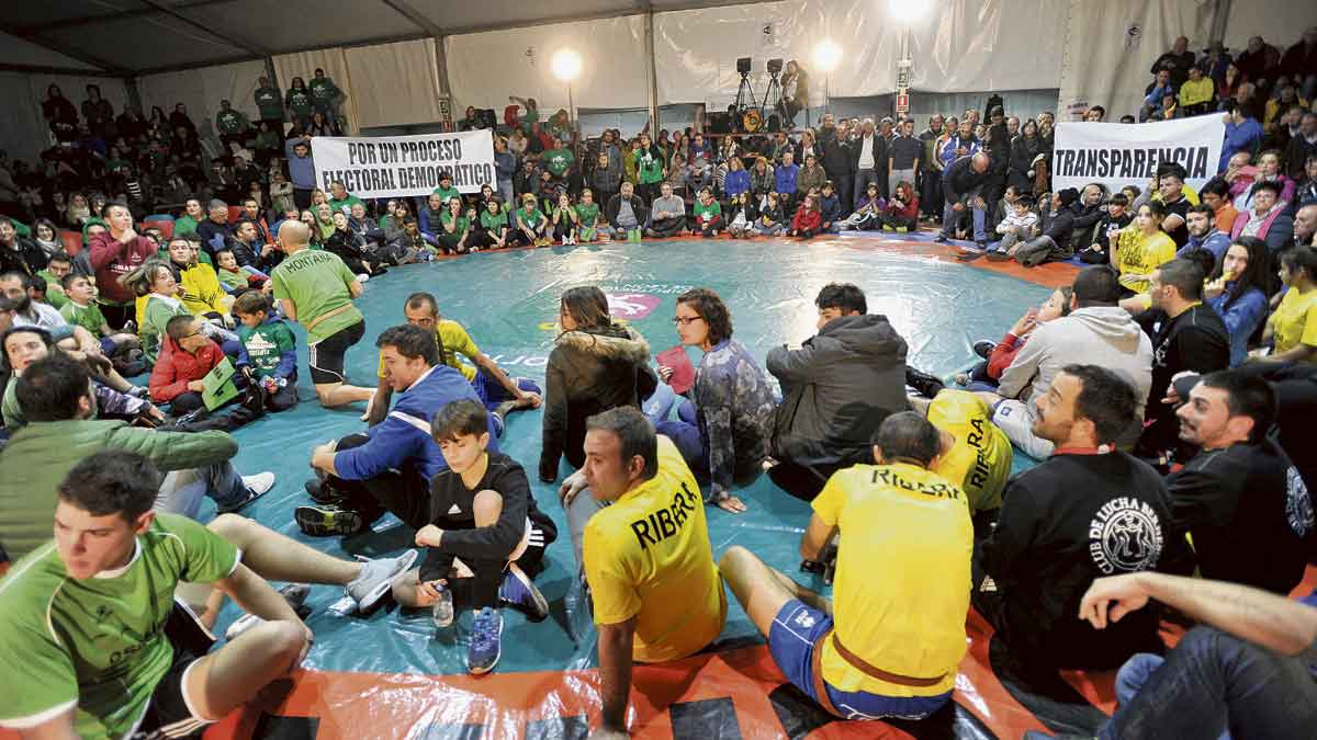 Victoria Rodríguez hace el gesto de victoria con Santi Ordoñez. | DANIEL MARTÍN