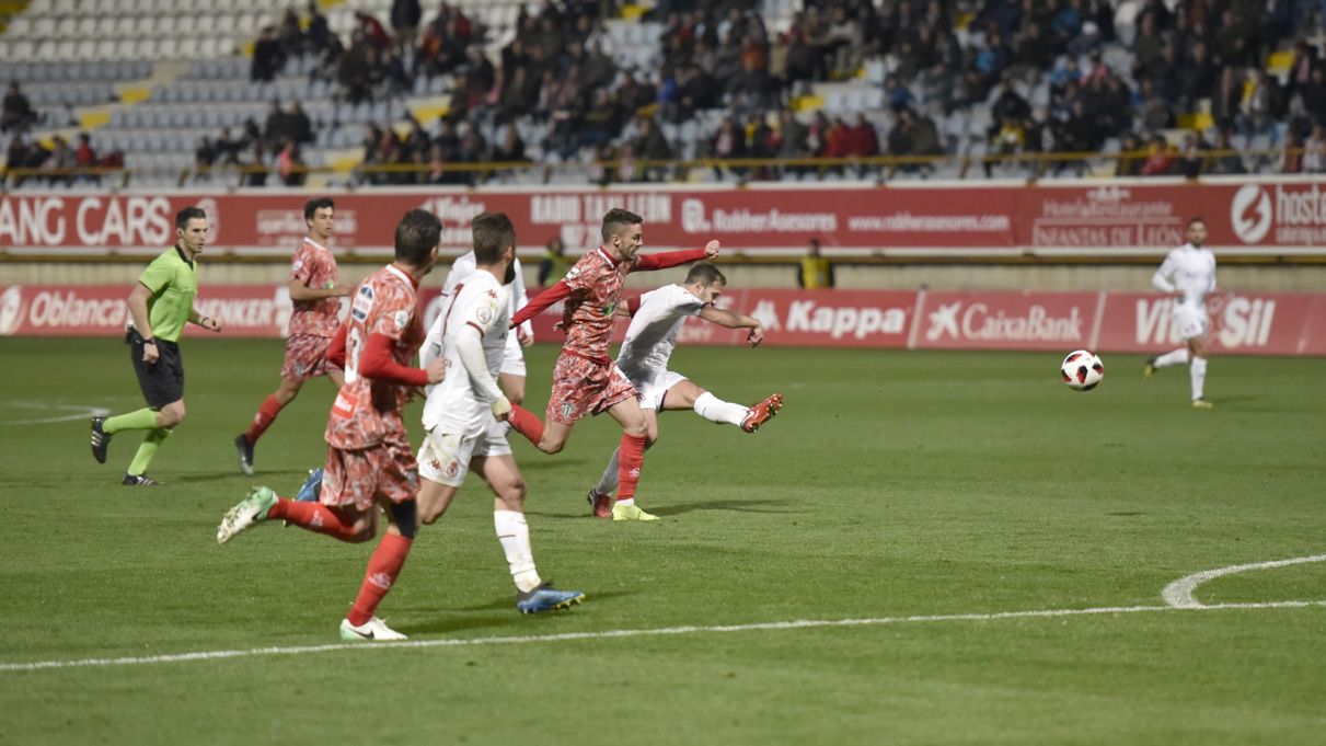 Antonio intenta disparar desde la frontal durante el choque ante el Guijuelo. | SAÚL ARÉN