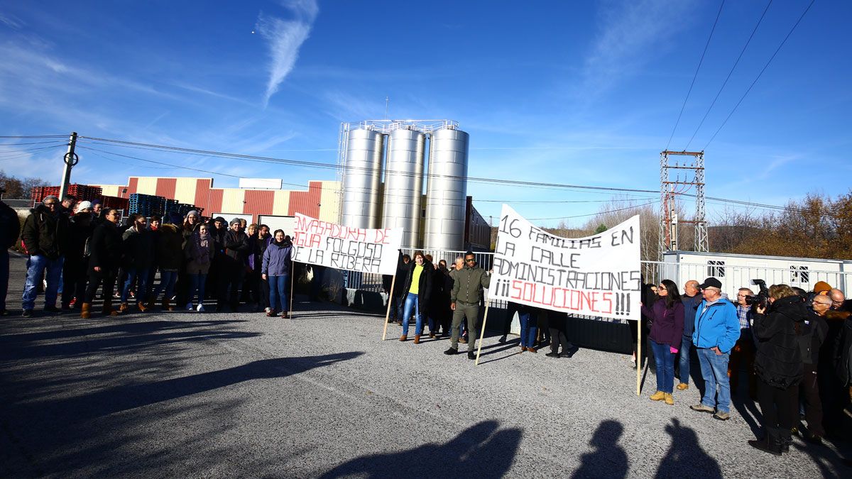 Concentración de los trabajadores de la embotelladora de agua de La Ribera de Folgoso contra el despido de los 16 empleados de la planta. | C.SÁNCHEZ (ICAL)