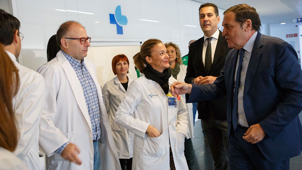 El consejero de Sanidad, Antonio María Sáez, visita la cocina de línea fría del Complejo Asistencial de Zamora, en su décimo aniversario. | ICAL