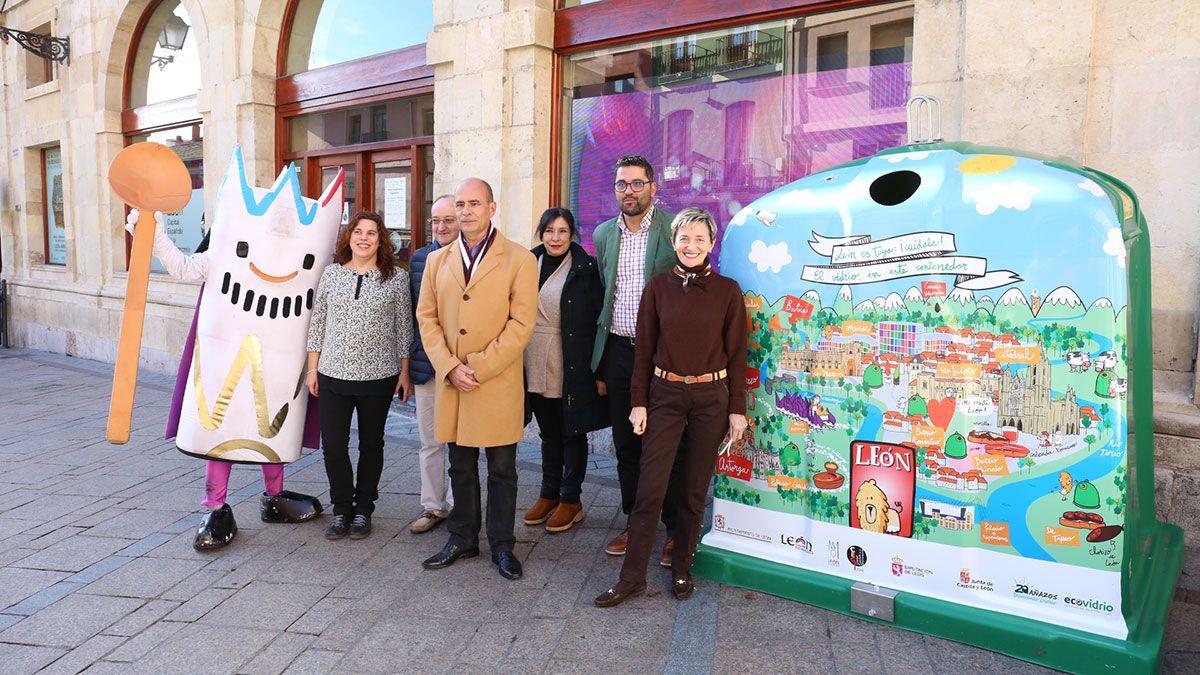 Esta campaña se apoya en el vinilado de los contenedores de vidrio próximos a las zonas de hostelería de la ciudad. | CÉSAR