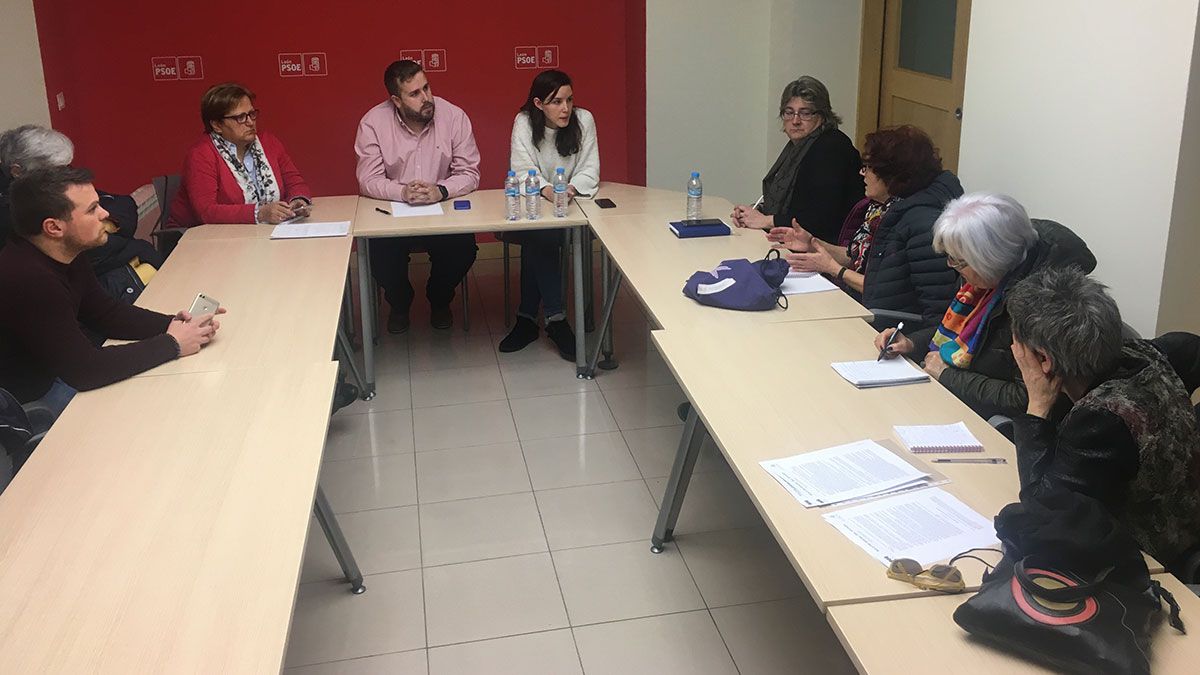 Imagen de la reunión entre representantes del PSOE y colectivos feministas. | L.N.C.