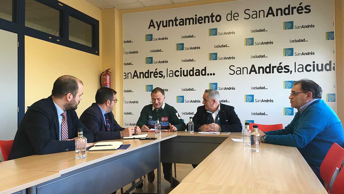 Un momento de la reunión mantenida en el Ayuntamiento de San Andrés. | L.N.C. Un momento de la reunión mantenida en el Ayuntamiento de San Andrés. | L.N.C.