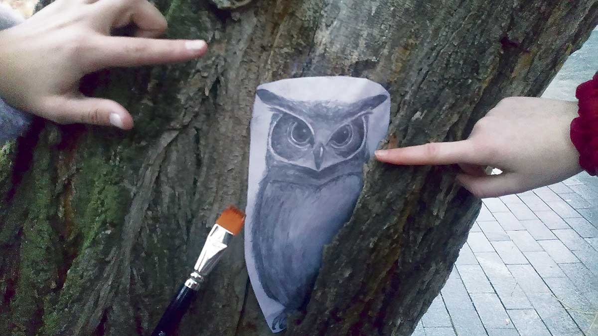 Polo, alumno de primero de la ESO, dibujó este búho con lápiz, que fue colocado en un árbol situado junto al montacargas del Museo de León. | L.N.C.