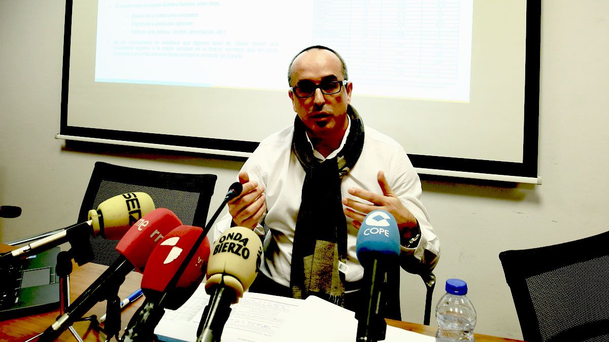 Jaime Santoalla, director de la fábrica,  este martes en rueda de prensa en Ponferrada. | C.S.