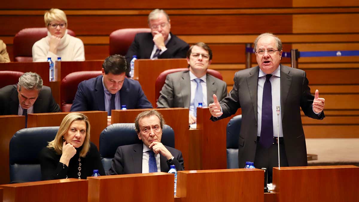 El presidente de la Junta, Juan Vicente Herrera, durante su intervención en el pleno. | ICAL