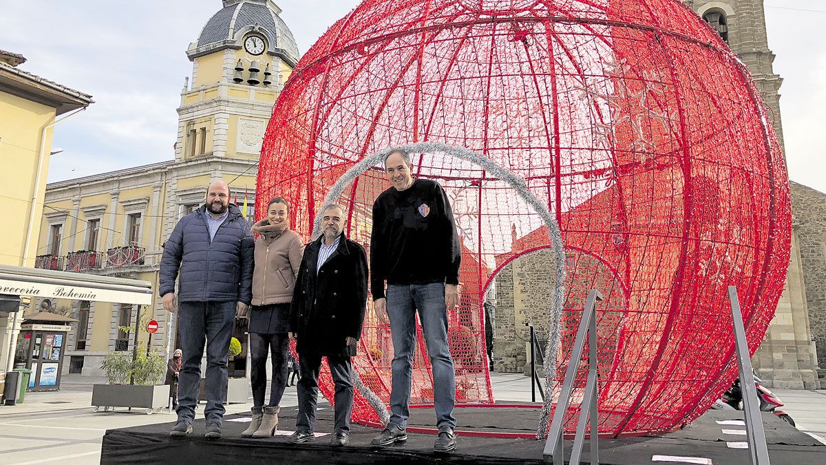 Una gran bola en la Plaza Mayor, estrella de la decoración navideña. | ABAJO