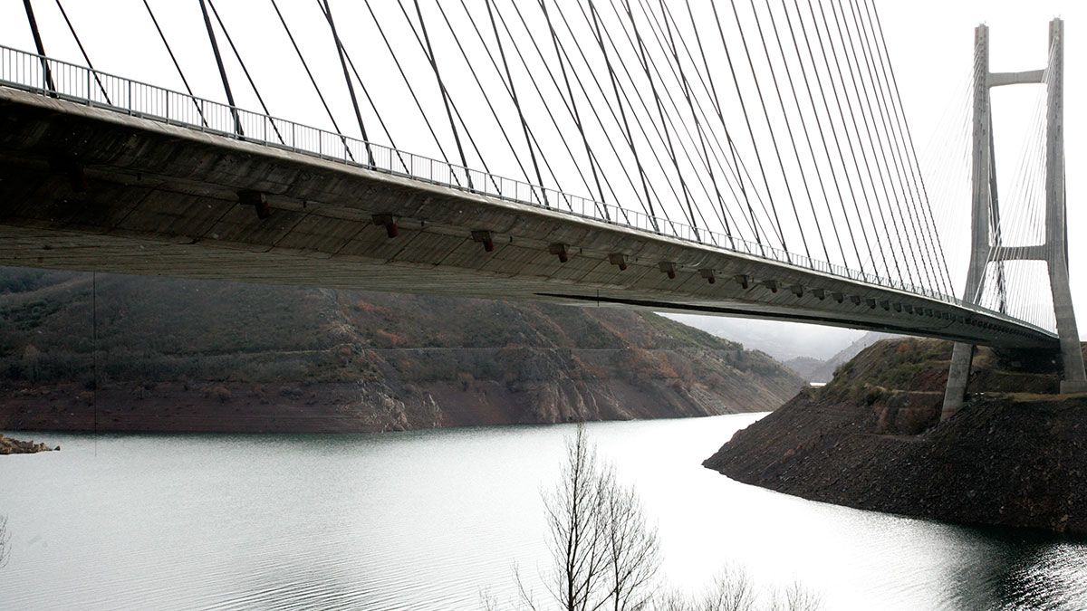 Puente de la AP-66 sobre el embalse de Luna. | ICAL