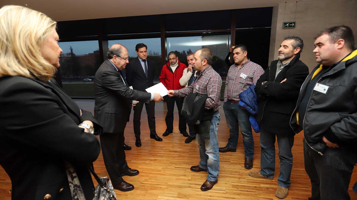 Juan Vicente Herra junto a los trabajadores en las Cortes. | ICAL