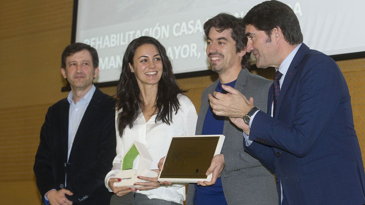 El consejero de Fomento y Medio Ambiente, Juan Carlos Suárez-Quiñones, entrega el premio a Itziar Quirós y Pablo López Presa. | ICAL