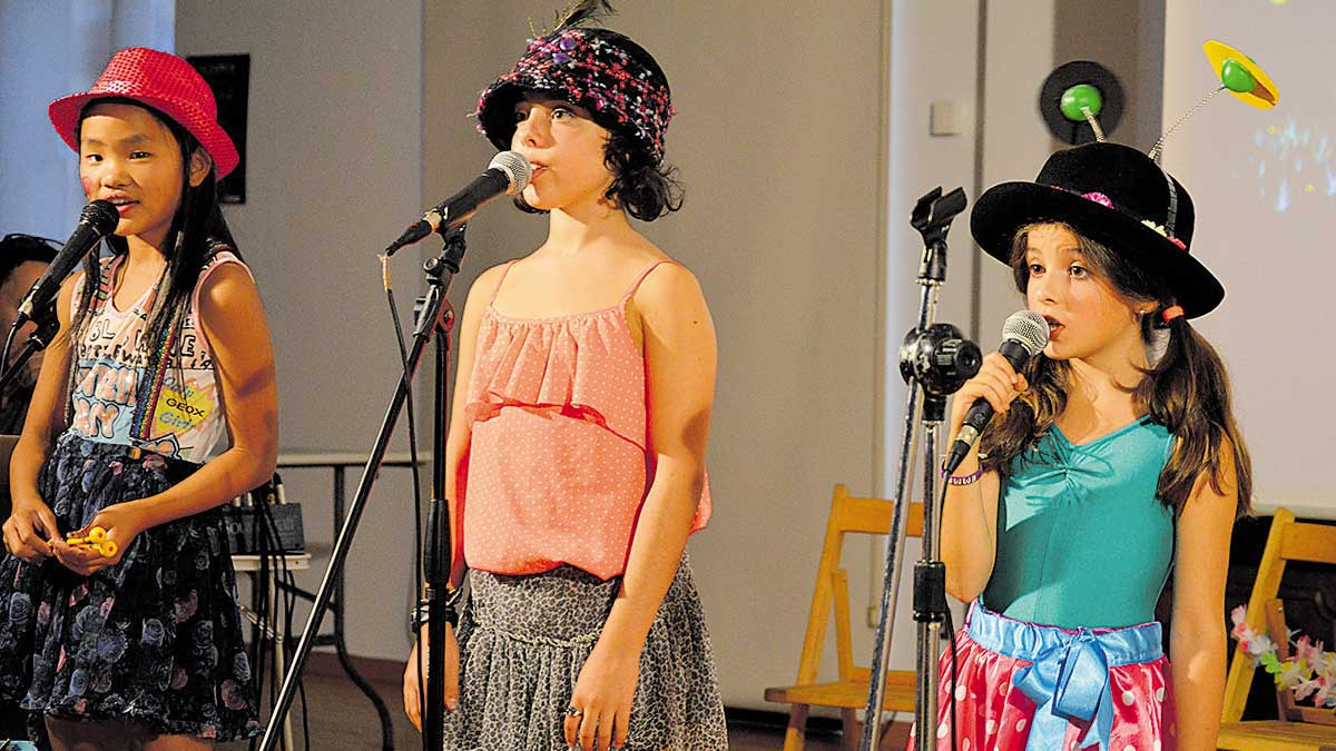 Varias niñas, hijas de los músicos que participan en el proyecto, interpretan las canciones de este ‘Y dale Timoteo...! que ilustra Ana Martínez Ferrero
