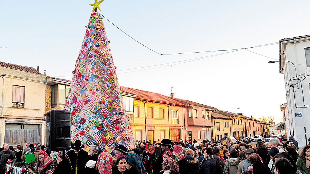 Imagen de la inauguración del árbol de ganchillo de Villoria | PATRICIA FERRERO