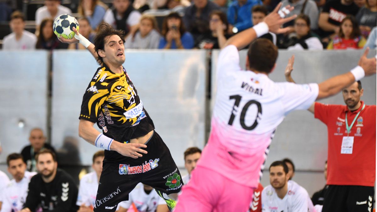 Vieyra intenta superar a Vidal durante el último duelo entre Ademar y Guadalajara. | JAVIER QUINTANA