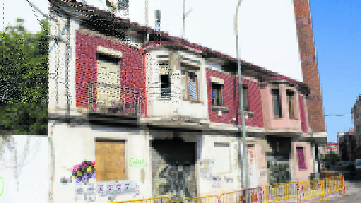 El mal estado del inmueble de la plaza Padre Severino Ibáñez había despertado las quejas de los vecinos. | CÉSAR