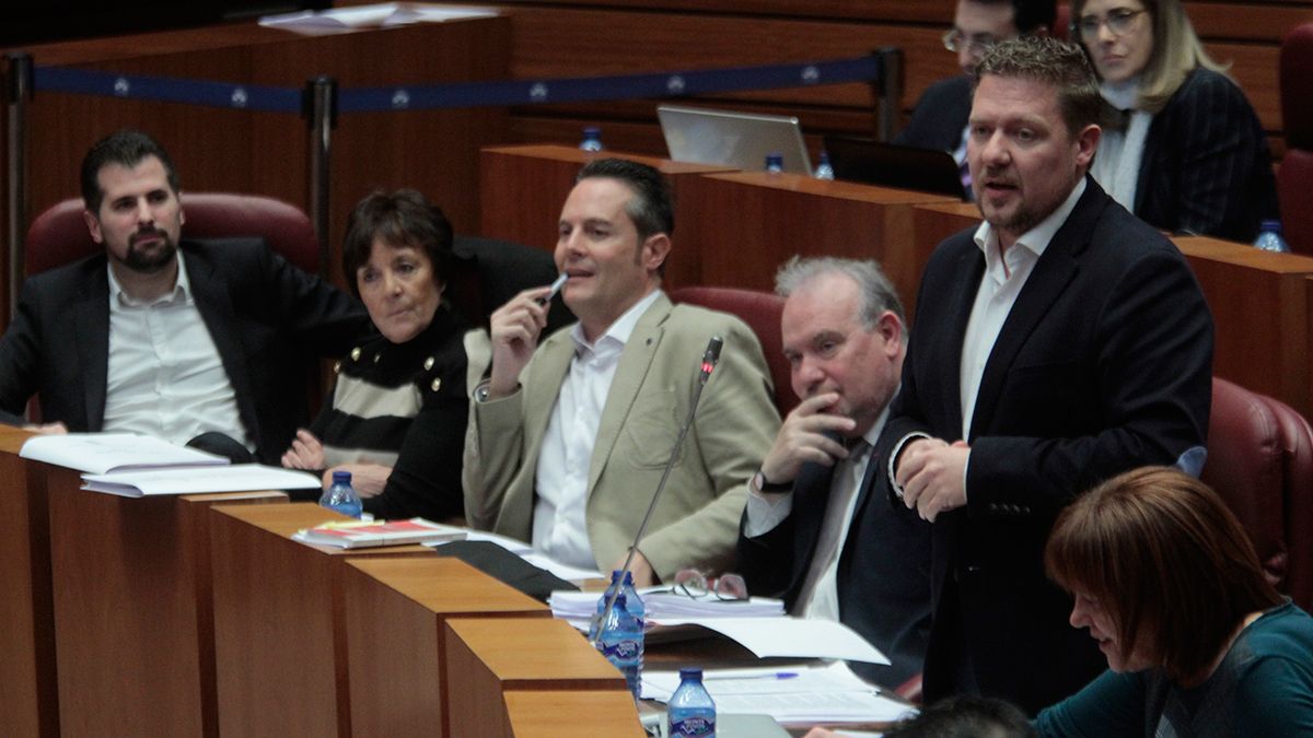 El procurador socialista Óscar Álvarez, durante su intervención en el pleno de las Cortes. | L.N.C.