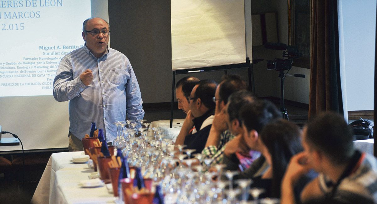 Miguel Ángel Benito dirigió la cata de vinos generosos que tuvo lugar este lunes en el Hostal de San Marcos. | DANIEL MARTÍN