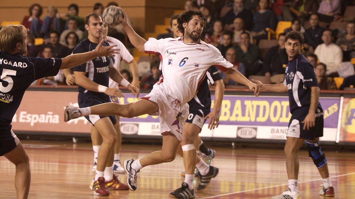 Juanín lanza a puerta en su última temporada con el Ademar hace diez años. | MAURICIO PEÑA