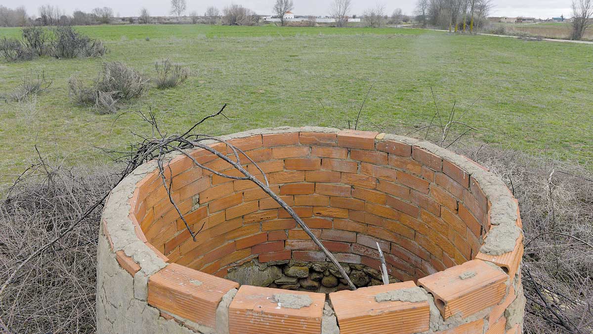 Los regantes de La Valduerna utilizan un sistema de pozos tradicionales que se recargan desde el río. | MAURICIO PEÑA