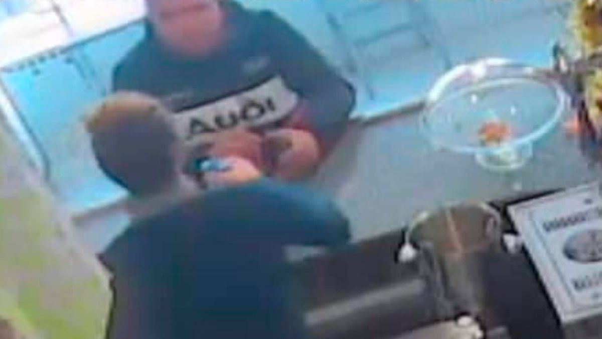Uno de los detenidos, detectado por una cámara de vigilancia al pagar con el billete falso. | L.N.C.