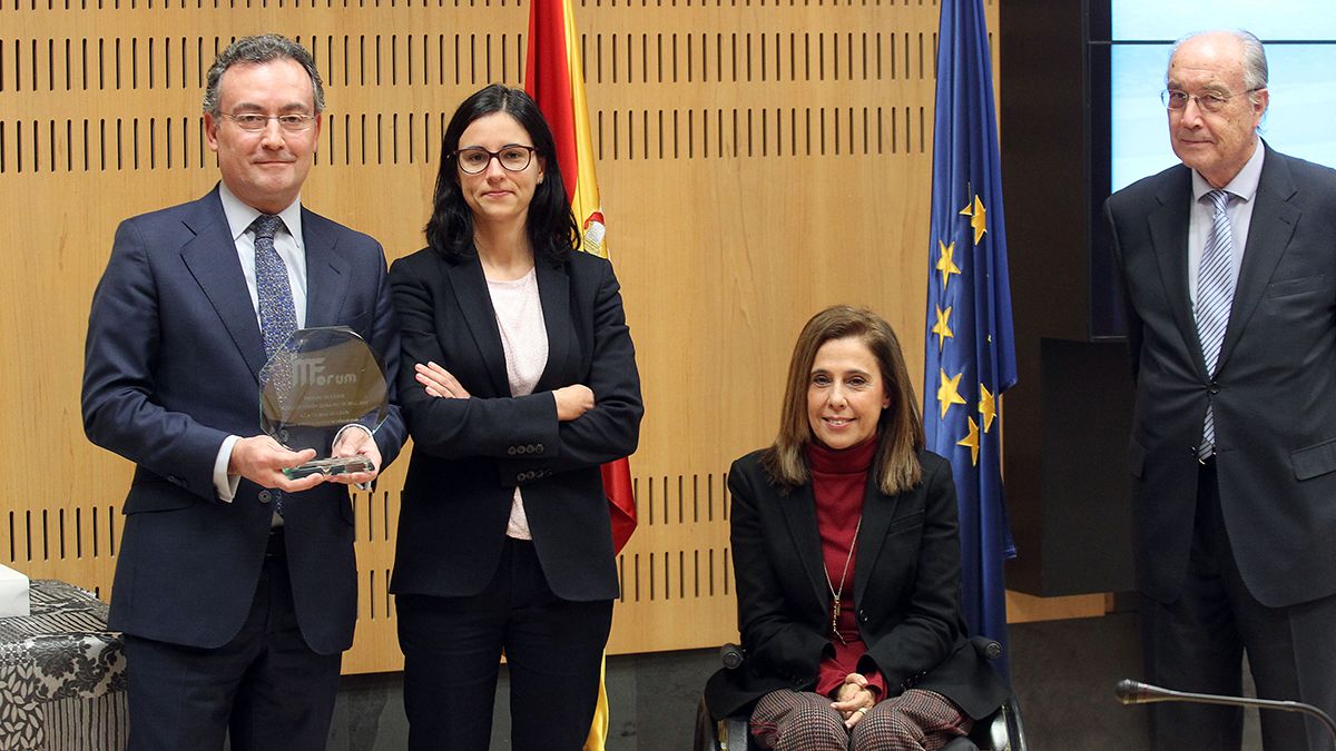 El concejal de Seguridad y Movilidad del Ayuntamiento de León, Fernando Salguero, recoge el Premio Visión Zero Municipal. | JUAN LÁZARO (ICAL)